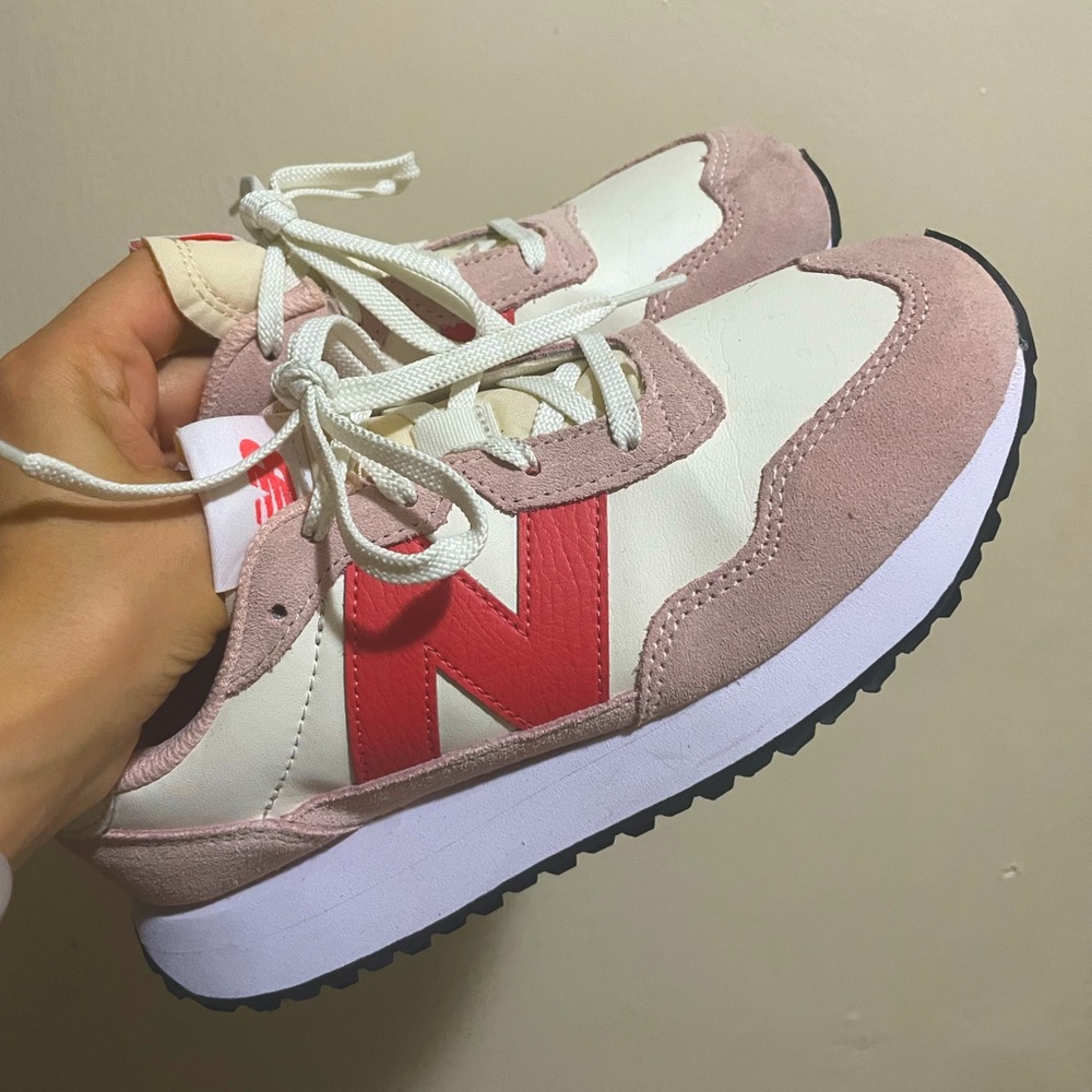 Like new New Balance 237 GS sneakers